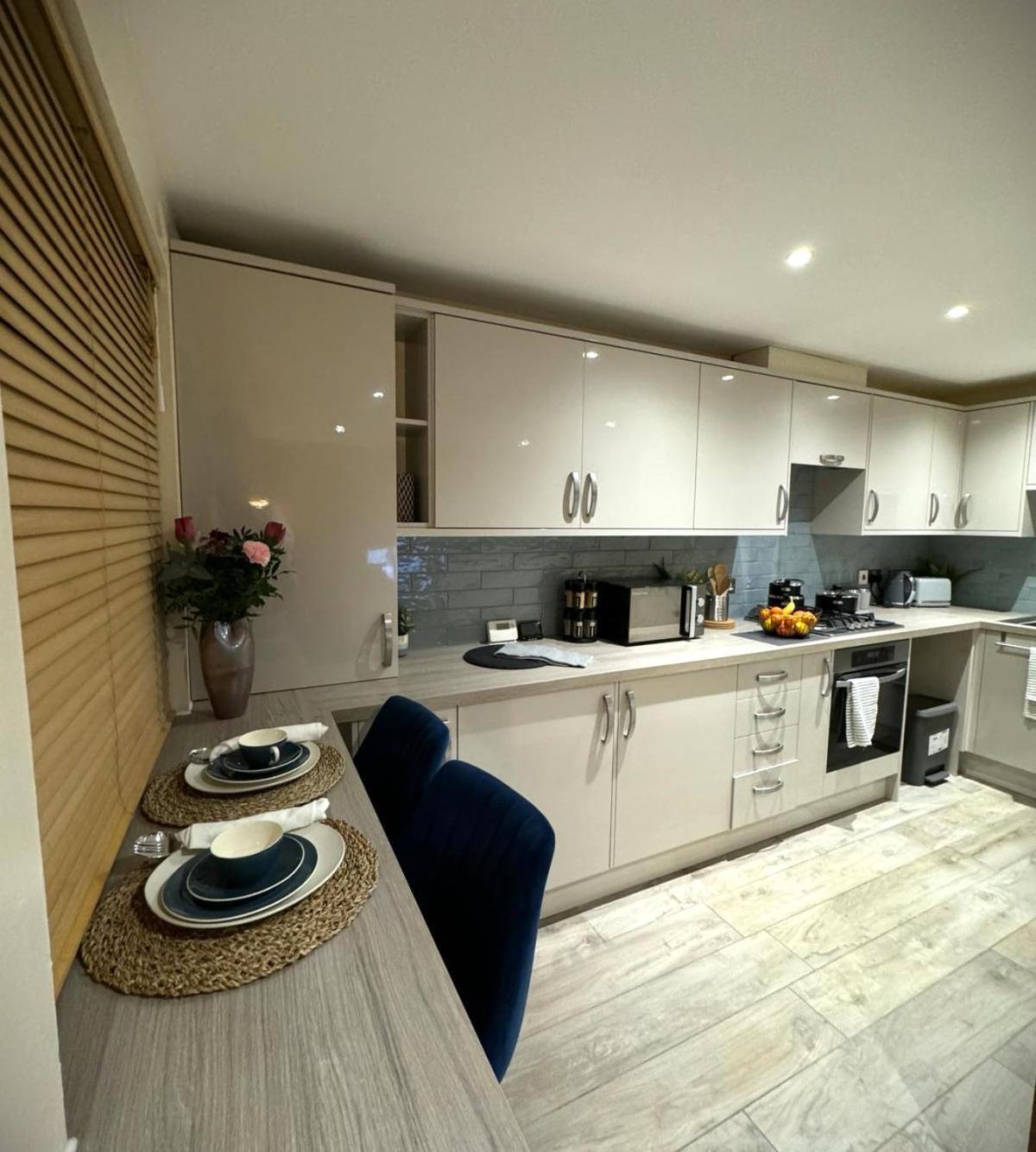 Large Cosy 2 Bedroom Ground Floor Flat In Stevenage Sg1 Sleeps 4-5 Free Parking Exterior foto